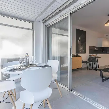 Narval Proche Palais Festival * Cannes